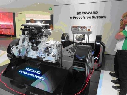 写真8 BX7の駆動装置模型。エンジン・ミッションは自社開発かOEMかは不明だ