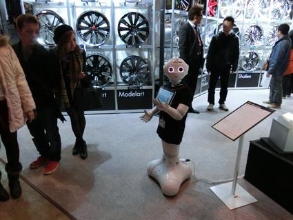 ペッパーがおもてなしするブースも。子どもや外国人観光客から人気だった