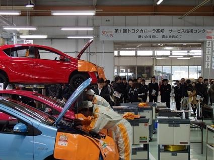 実車競技に臨む選手と競技を見守る応援団