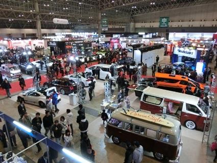 カーメーカー、用品・部品メーカー、カスタムショップ、整備学校などが多数出展した