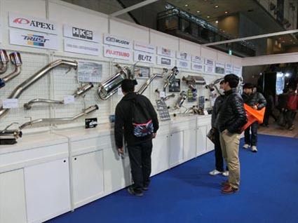 日本自動車スポーツマフラー協会のブース。12社のマフラーにはそれぞれ特徴が
