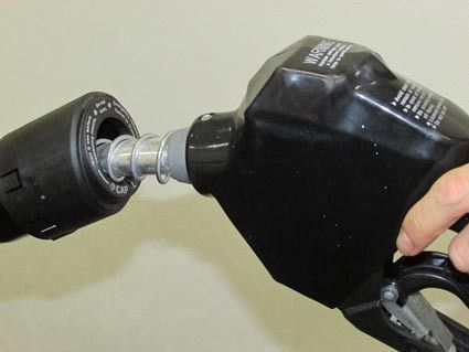 ノズル挿入時のフラップの動きを工夫して操作性を高めた