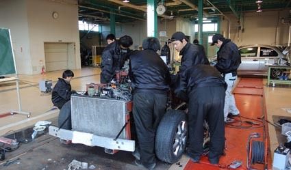 自動車整備工学科の実習風景