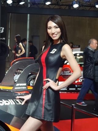 美女が会場に花を添える