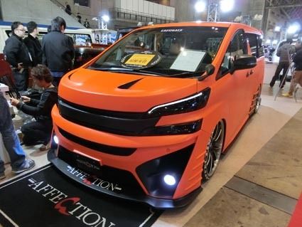 昨年フルモデルチェンジしたアルファード/ヴェルファイアも注目。写真はボンネットを大胆にカスタムしたアフェクションのヴェルファイア