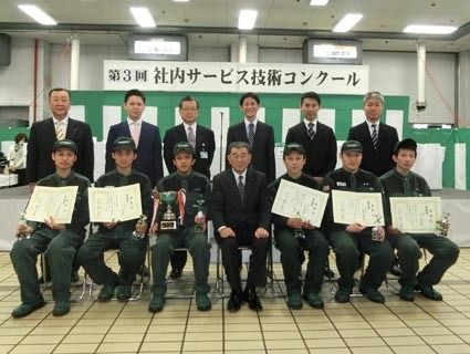 幡谷大会会長(前列中央)より表彰を受けた出場選手
