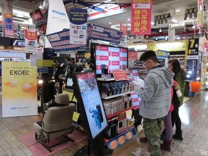 四輪用品店にも多くの観光客が訪れている