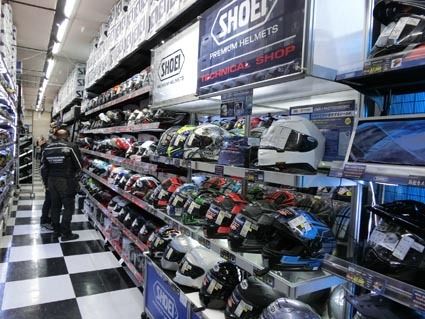二輪用品店はヘルメットが人気を集める