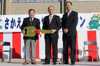 右から高橋執行役員、上出社長、岡田町長