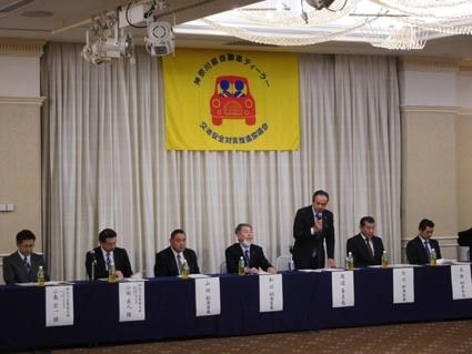 挨拶する渡辺運営委員長