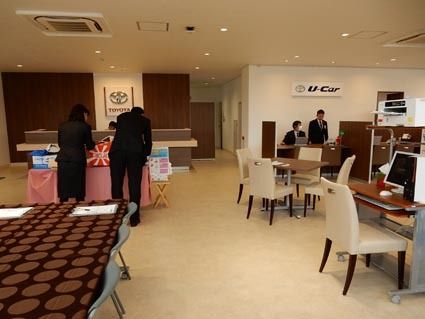 新車専用カウンターと並んでU―Car専用カウンターを設置