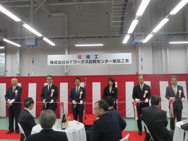飯塚社長はじめテープカットをする関係者ら