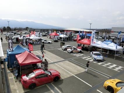 パドックには16社が出展し、イベントを盛り上げた