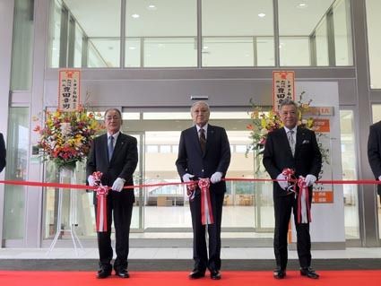 竣工を祝う小栗七生NTPホールディングス会長を中央に小栗社長(右)と武内社長(左)