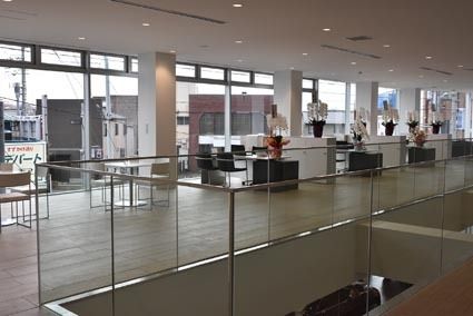 中央の吹き抜けで、開放感あふれる造りになっている(2階)