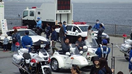 洋上に展示された警察車両