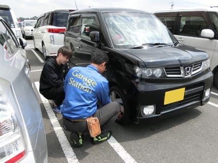 スタッフは駐車場を回り無料のタイヤ空気圧チェックなどを呼びかけている