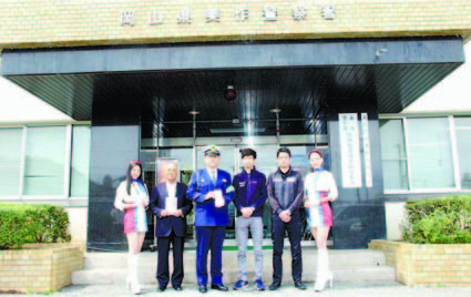 GTA、GT300出場の蒲生選手と松井選手と美作警察署を表敬訪問し反射材を寄付