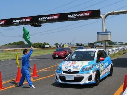 GM向け走行研修会をサーキットで開催。ナンバー付きレース車両のステアリングも握った