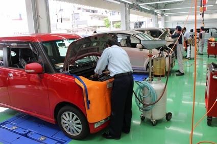 横一線に並ぶ整備車両