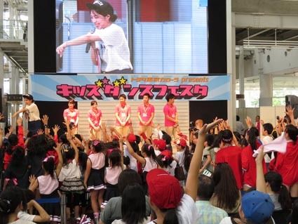 キッズたちを「くるまクイズ」で盛り上げる新入社員