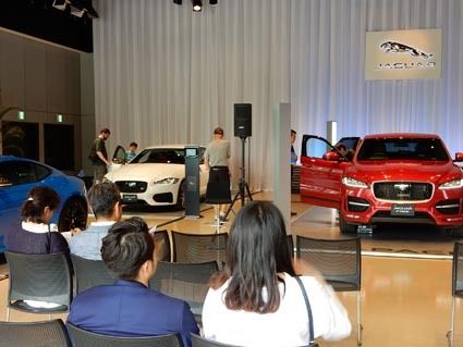 写真右が新型SUV