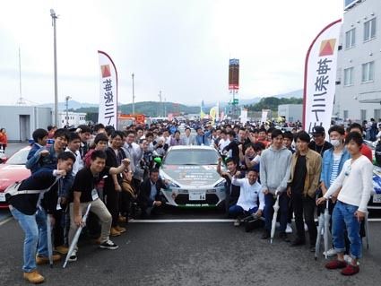 新人メカニックが応援団として優勝を後押し