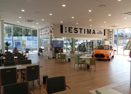 開放的で落ち着いた雰囲気の店内