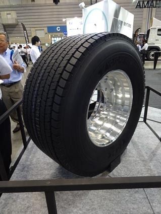 横浜ゴムの超偏平シングルタイヤ