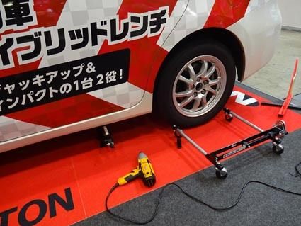 ニューレイトンのハイブリッドレンチ(左)とエマーソン・タイヤリフター・クルピタ丸。狭いスペースでもタイヤが交換できる