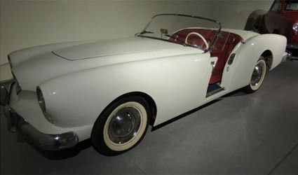 写真11 カイザー・ダリン DKF―161、1954年製。2.6リッター、6気筒、96馬力。グラスファイバー製のスポーツカーでデザインの優美さを誇った(デンハーグ市ローアン自動車博物館にて)