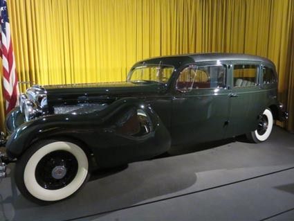 写真5 デューセンバーグ モデル J リムジン―ランドーレット。V8・6900cc、285馬力(デンハーグ市ローアン自動車博物館にて)