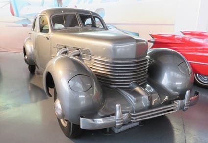 写真5 コード モデル812 V8 4739cc、125馬力(デンハーグ市ローアン自動車博物館にて)