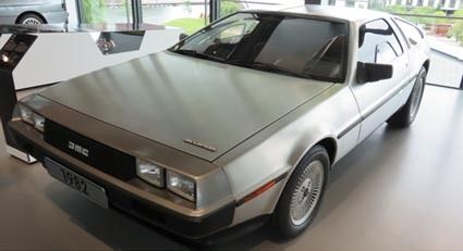 写真7 映画「バック・トゥー・ザ・フューチャー」にも使われたデロリアンのV6・2849cc、132馬力のモデルDMC―12(VW時の家自動車博物館にて)