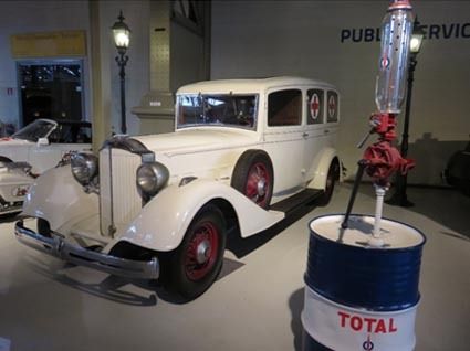 写真11 パッカード シックスモデル533 シリーズ5、1928年製。6気筒・3957cc。4ドアリムジンを救急車に改造したもの(ブラッセル市オートワールド自動車博物館にて)