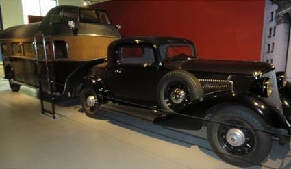 写真7 グラハム ブルーストリーク クーペ(V8 4.0L 90PS 137km/h)とキャラバン カーチス エアロカー ランドヨット、1932年製(デンハーグ市ローアン自動車博物館にて)