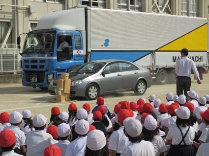 JAF香川など、小学校で交通安全・省エネトラック授業