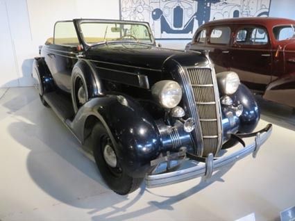 写真4 クライスラー エアストリーム、1935年製。6気筒・4400cc(ブラッセル市オートワールド自動車博物館にて)
