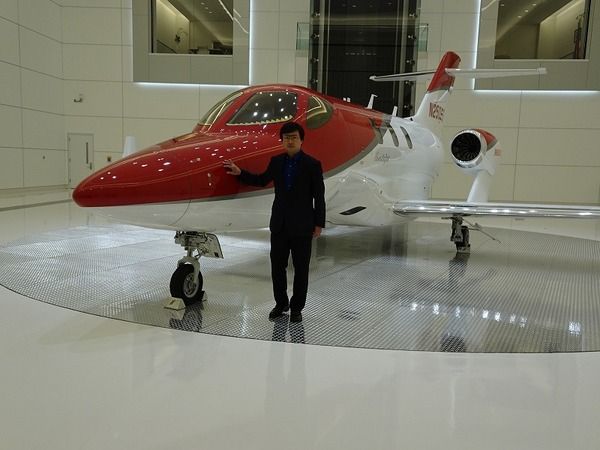「ホンダジェット」と藤野道格社長(デリバリーセンター)