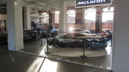 写真2 マクラーレンの車を販売する仲介業者は小さなショウルームとオフィスを持って商談をしている。当然輸出もある
