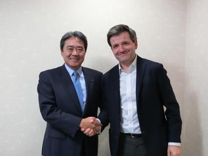 SPKは11月にネクサスに加盟した(左からSPKの轟社長、ネクサスのエスクリーブ代表)