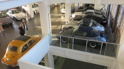 写真4 ショールームに並んでいるクラシックカー