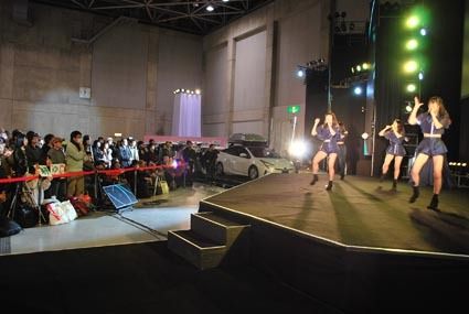 ダンスグループ「東京女子流」のパフォーマンス