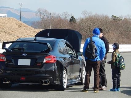 家族連れの姿も目立った