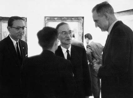 ブリヂストン美術館に来館したロックフェラー3世(右)と正二郎(中)、石橋幹一郎(左)