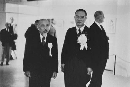 坂本繁二郎(左)と正二郎/石橋美術館開館(1956年4月26日)