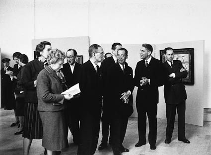 パリ展覧会の開会式に出席した正二郎(前列右から4人目)、ドリヴァル(同2人目/パリ国立近代美術館副館長)、萩原徹(同3人目/駐仏日本大使)