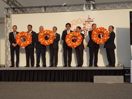 トヨタ幹部から、リレー一番手の愛知県内カローラ店4社社長に花冠が手渡された