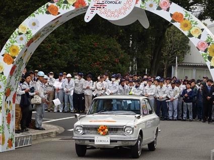 高岡工場を出発する初代カローラ