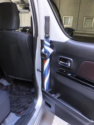 使い勝手の良さはワゴンRの伝統の一つ。アンブレラホルダーは車外に雨水が排水される構造とした